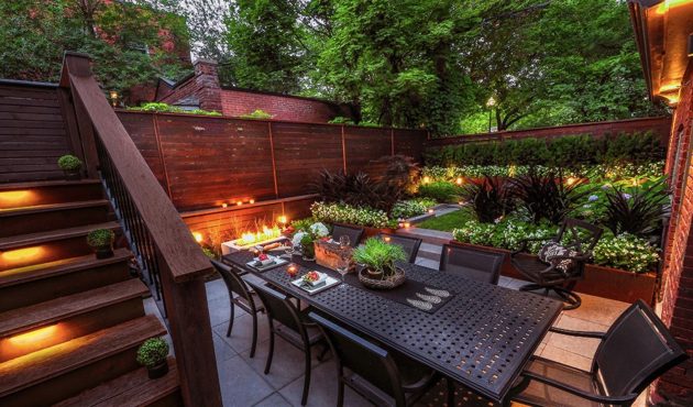 jardin et bien-être dans une cour arrière aménagée avec table et lumière tamisée et verdure