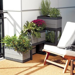 bacs modulaires contenants des plantes sur une terrasse