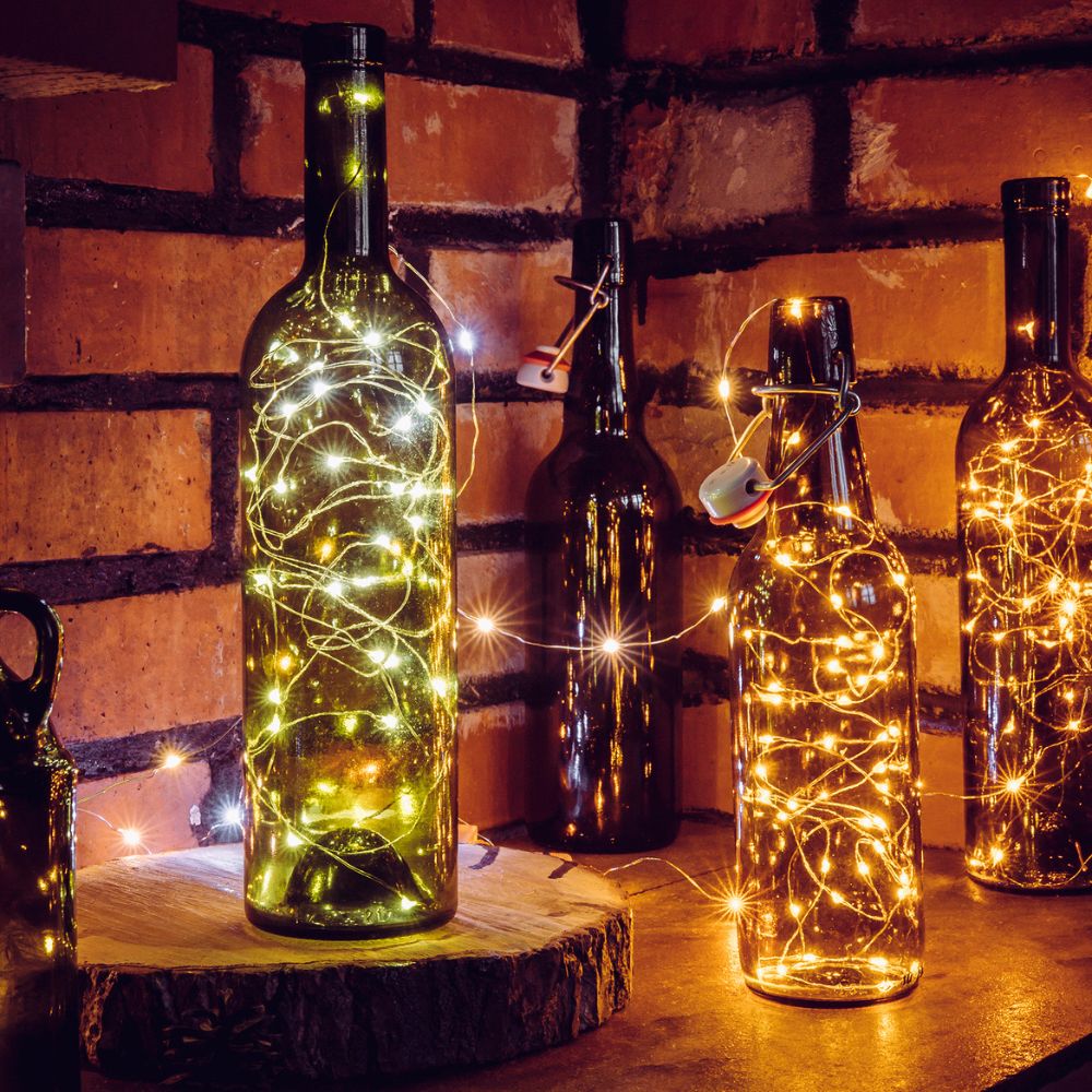 bouteilles de vin en guirlandes lumineuses dans idées d'aménagement de cour extérieure pour recevoir