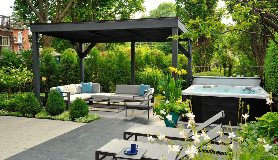 pergola noire avec toit en plexiglass dans un jardin vert avec jacuzzi dans idées de pergola