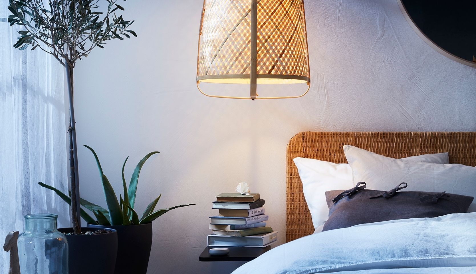 décorer votre maison avec des plantes avec un lit en bois, lampe tressée et plante verte