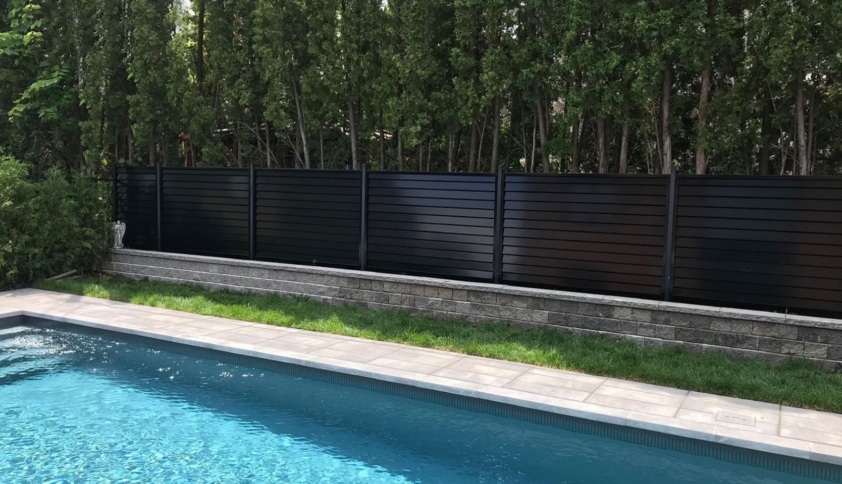 idées de clôture de piscine opaque avec mur végétal