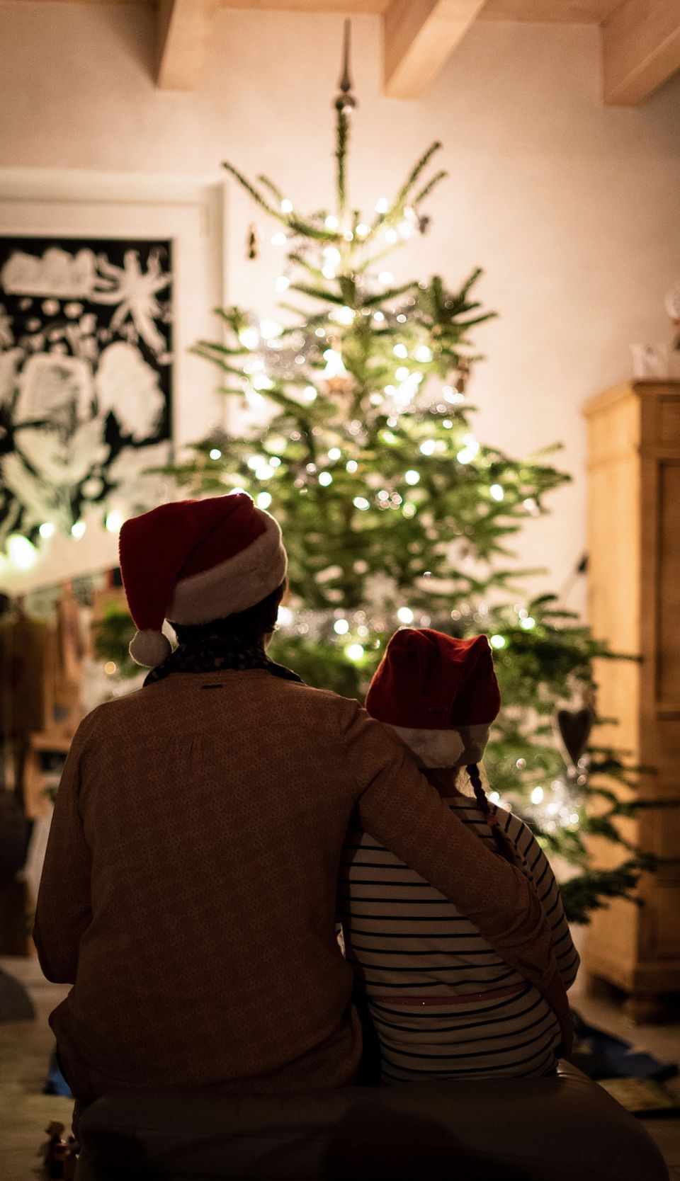 arbres de Noël décoré avec mère et fils