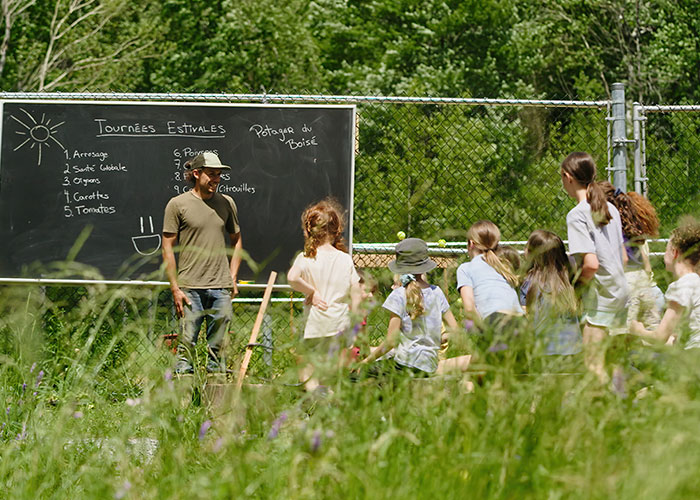 Des enfants apprennent les bases du jardinage à leur école