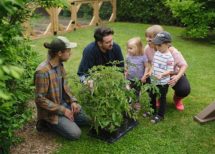 Des enfants jardinent à l'émission C'est plus qu'un jardin