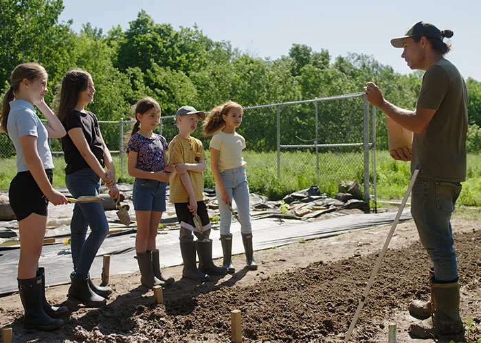Les enfants apprennent à jardiner dans le cadre de l'émission C'est plus qu'un jardin