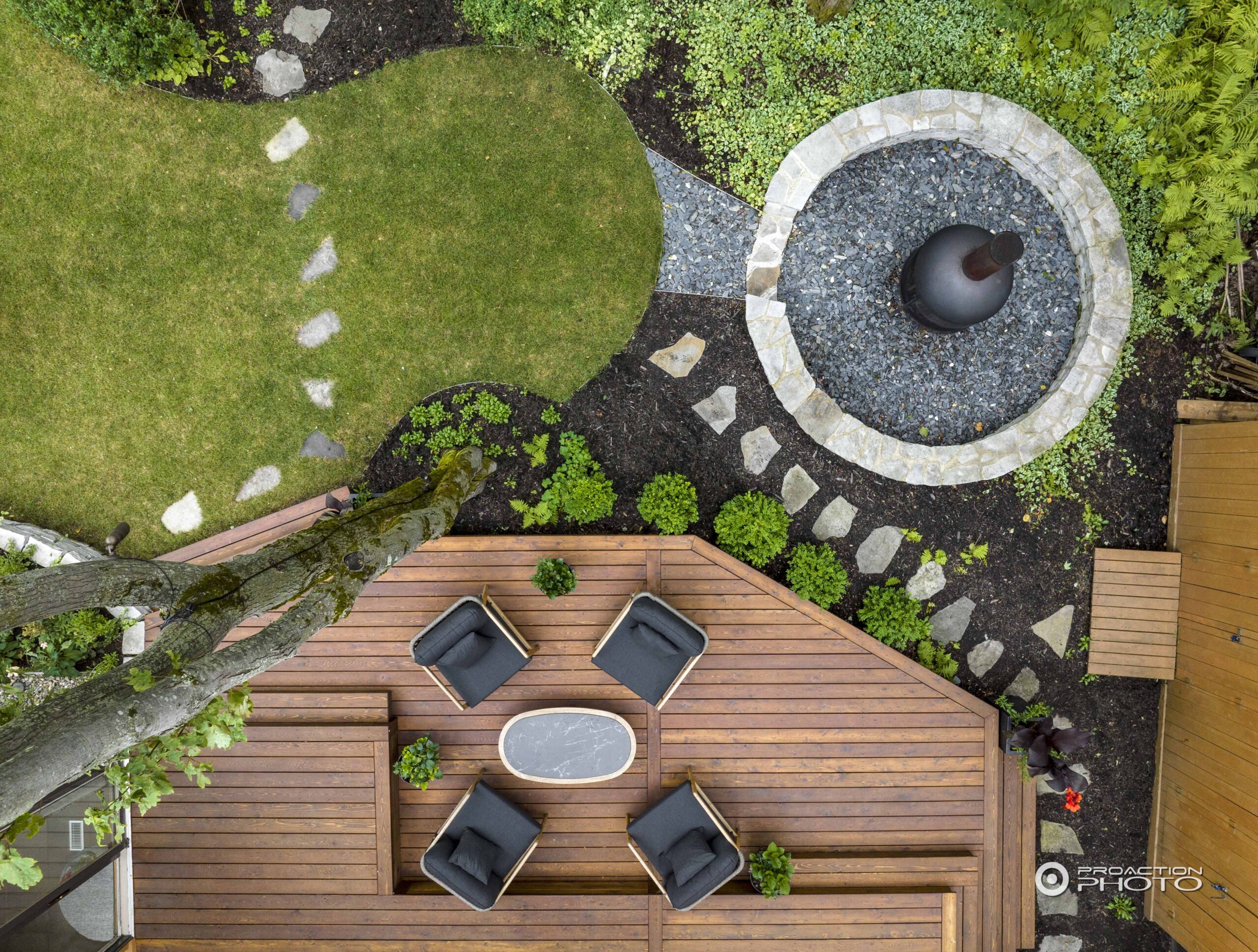 Vue aérienne d'une cour bien aménagée avec une grande terrasse en bois d'ipée