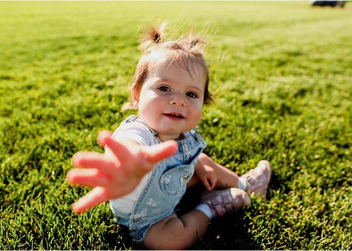 Bébé sur une pelouse verdoyante