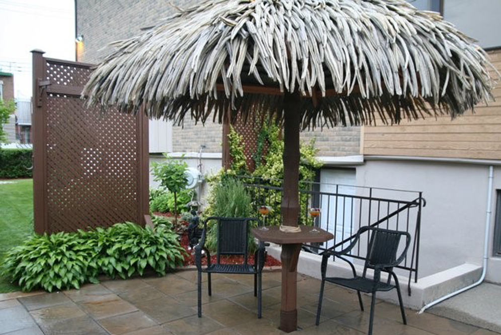 Une hutte palapa de style hawaïen est un choix idéal pour donner un petit air de vacances dans la cour.
