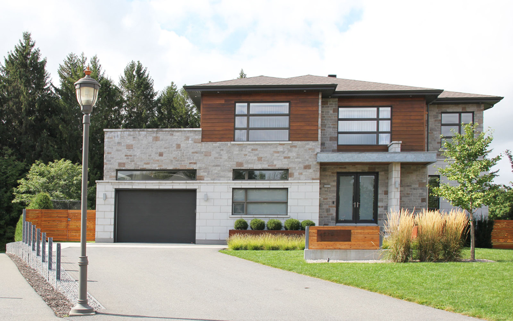 Vue d’ensemble d’un aménagement extérieur moderne avec béton, bois et acier