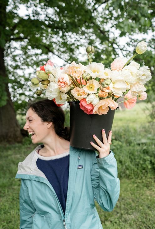 femme portant des fleurs en automne