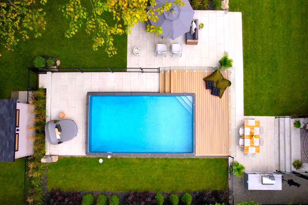 Piscine semi-creusée intégrée à une cour arrière moderne