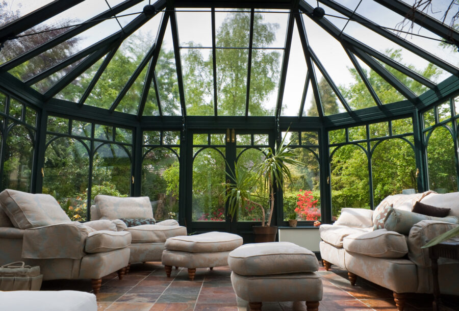 Solarium quatre saisons de style victorien avec canapés confortables et vue sur jardin