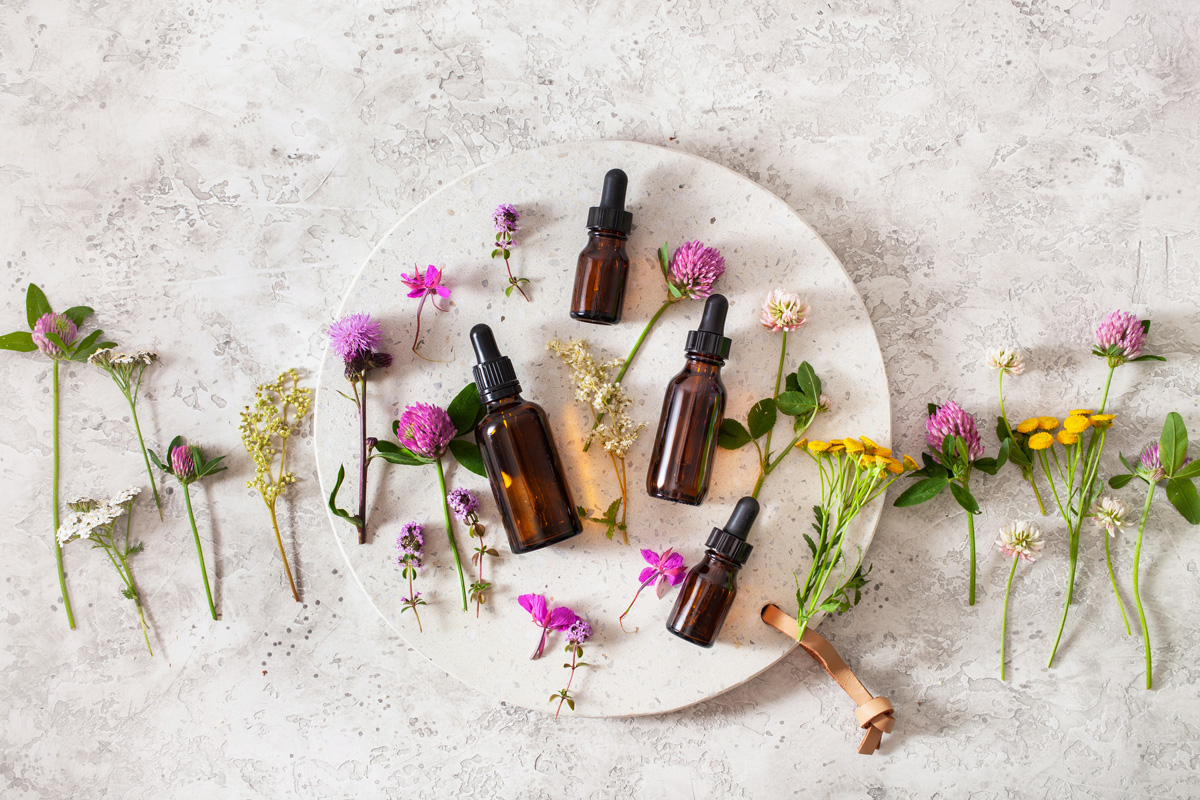 eaux florales maison fabriquées à partir de plantes du jardin