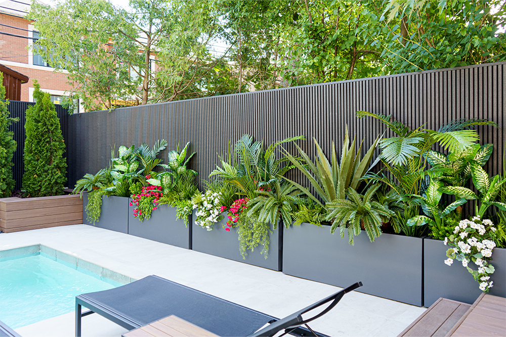 aménagement de cour arrière avec des plantes artificielles