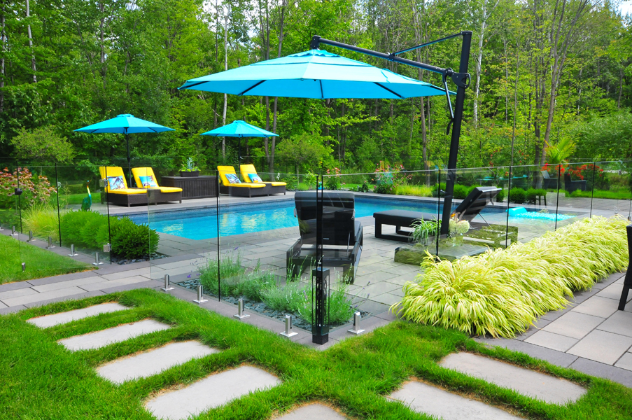 Aménagement extérieur moderne avec terrasse en dalles et mobilier de jardin