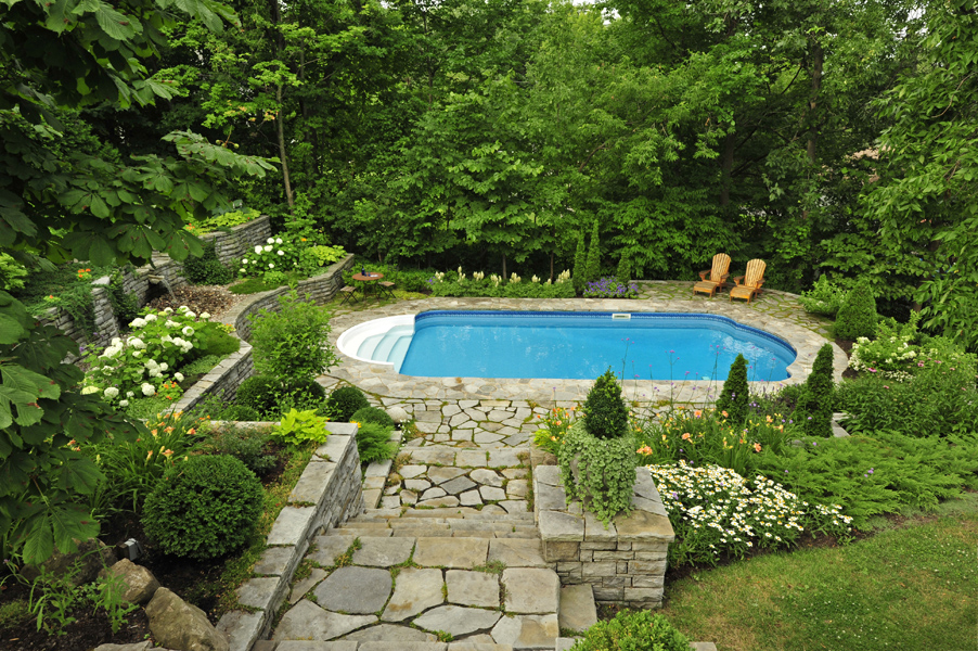 Jardin refuge avec piscine et végétation mature