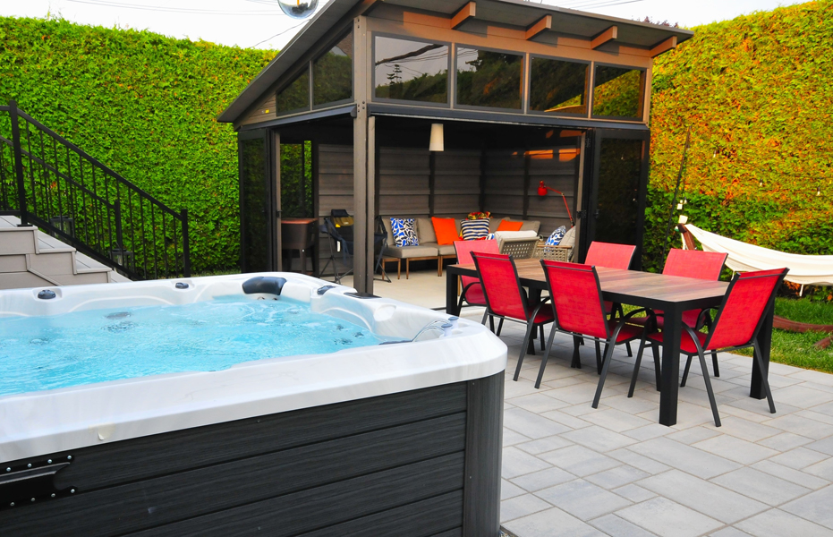 Spa intégré à un aménagement paysager de petite cour