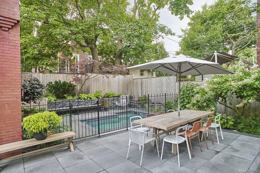 Petite cour urbaine avec piscine creusée, banquette intégrée et aménagement paysager contemporain